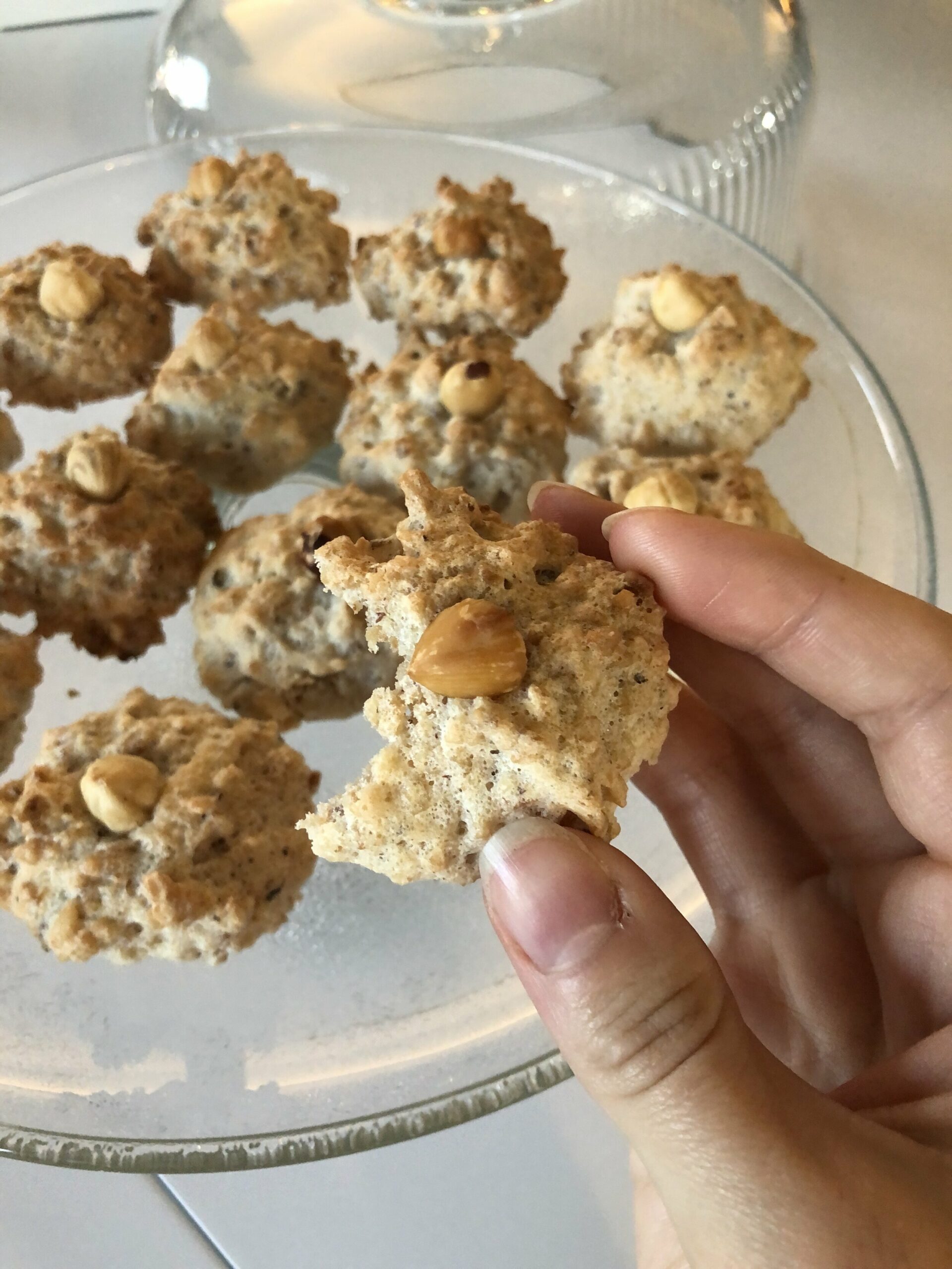 Haselnussmakronen (Hazelnut Meringue Cookies) 